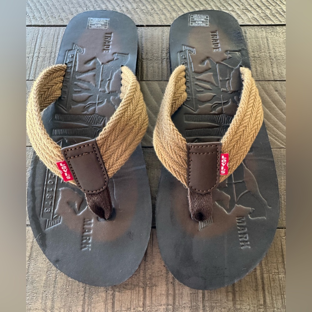Levi's Two Horse Casual Flip Flop Sandals Men's Size 10 (NWOT)